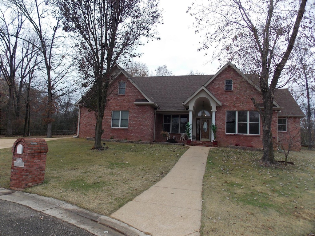 view of front of home featuring a front lawn