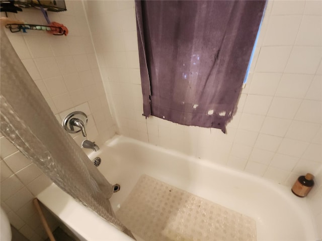 bathroom with shower / bathtub combination with curtain