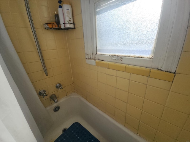 bathroom featuring shower / washtub combination