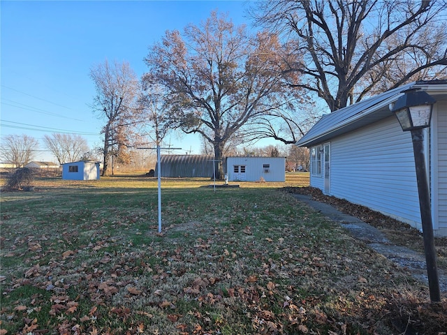 view of yard featuring a storage unit