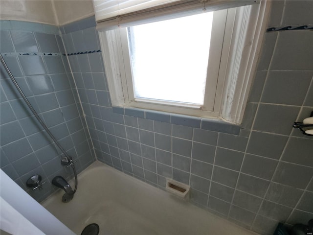 bathroom featuring tiled shower / bath combo