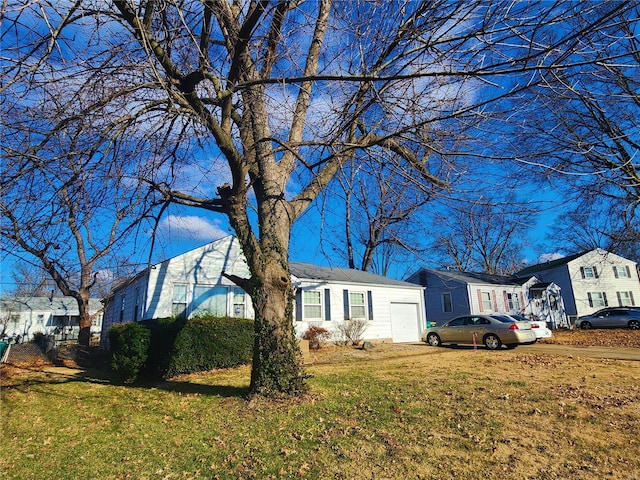 ranch-style house featuring a front lawn