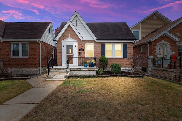 view of front facade featuring a lawn