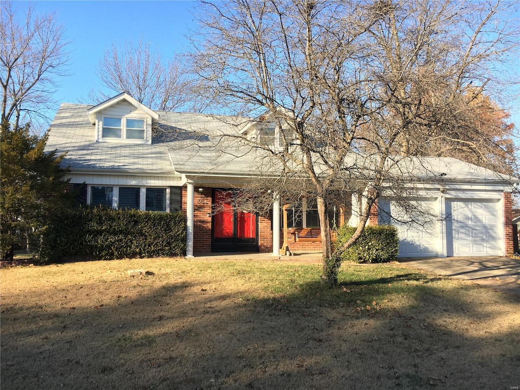 view of front facade featuring a garage and a front yard