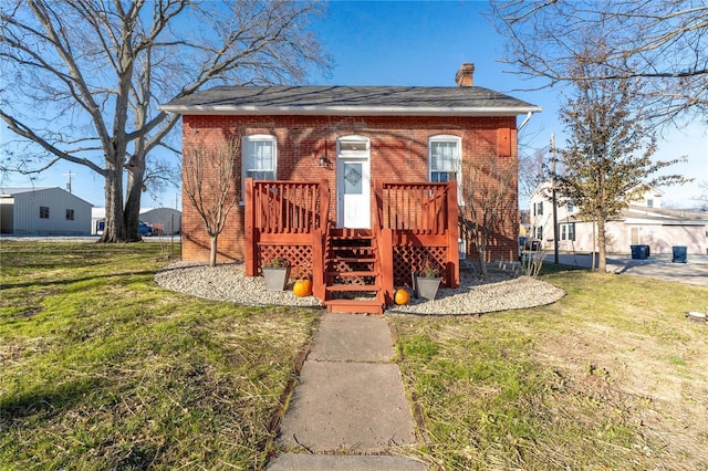 view of front facade with a front yard