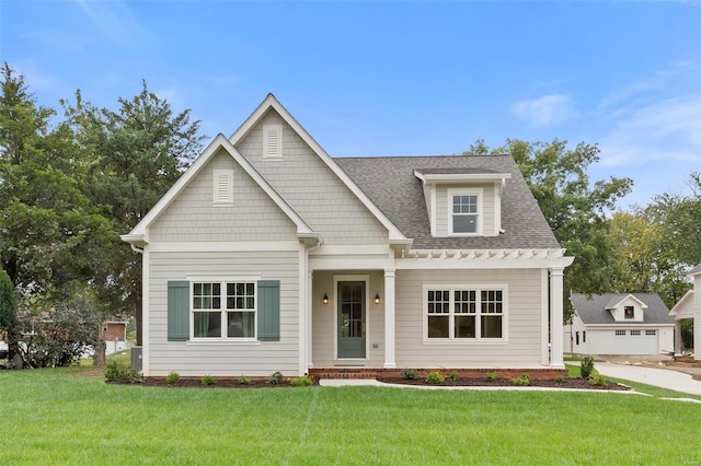 view of front facade featuring a front lawn