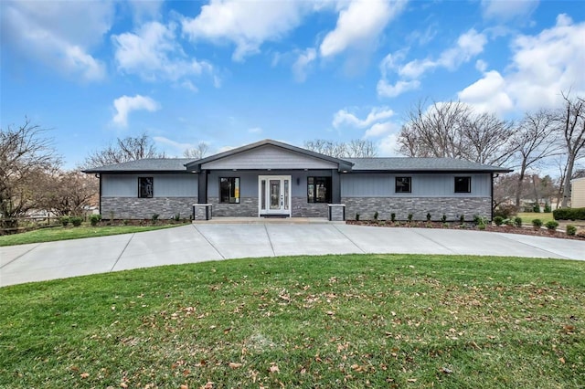 view of front facade featuring a front yard