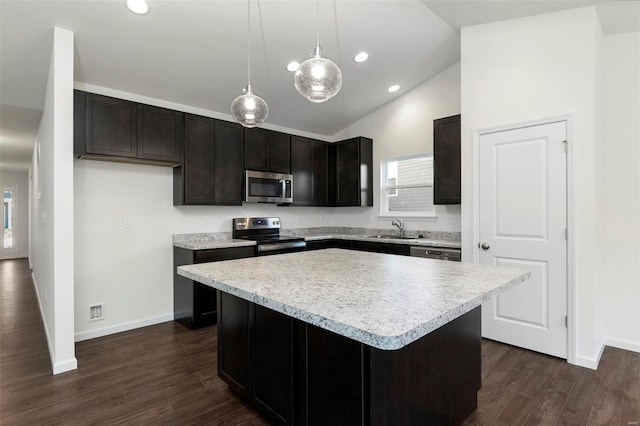 kitchen featuring a center island, sink, stainless steel appliances, dark hardwood / wood-style flooring, and decorative light fixtures