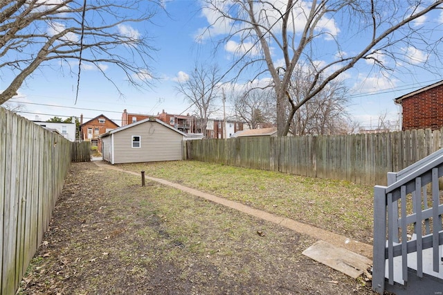 view of yard featuring an outbuilding