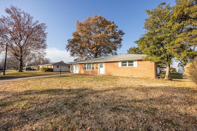 single story home with a front yard