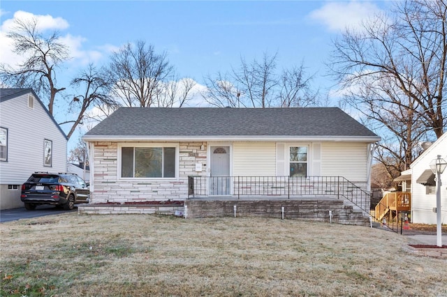 view of front of house with a front lawn