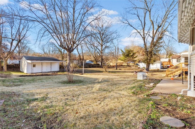 view of yard with a storage unit