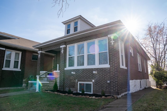 view of front facade with a front lawn