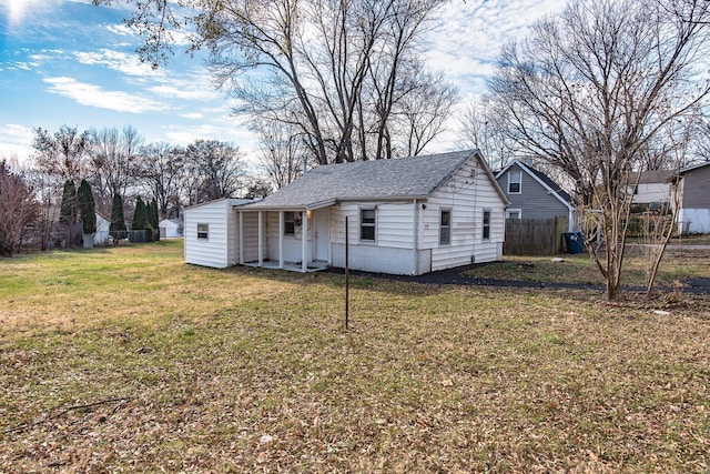 view of front of home featuring a front lawn