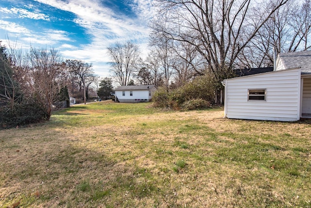 view of yard with an outbuilding