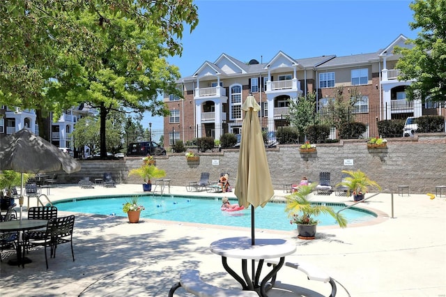 view of swimming pool