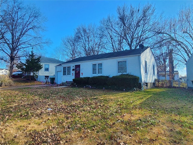 view of front of house featuring a front lawn