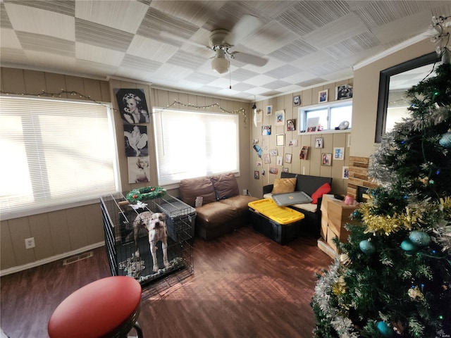 sitting room with dark wood-style floors, visible vents, and a ceiling fan