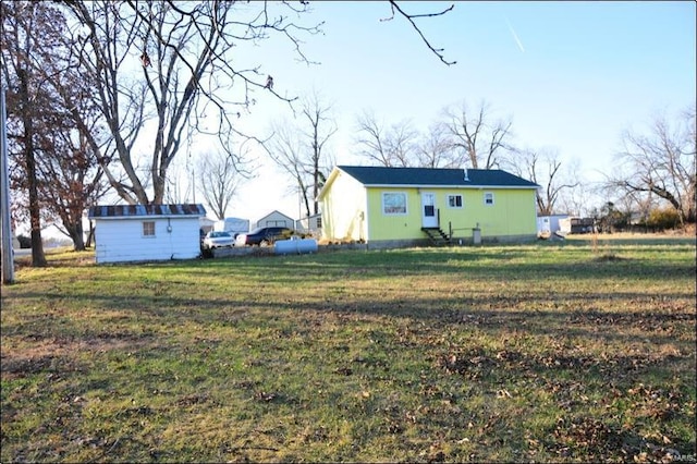 view of yard featuring an outdoor structure