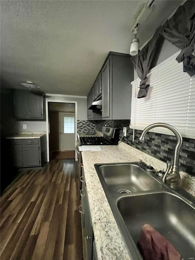 kitchen featuring backsplash, a textured ceiling, sink, gray cabinets, and dark hardwood / wood-style floors