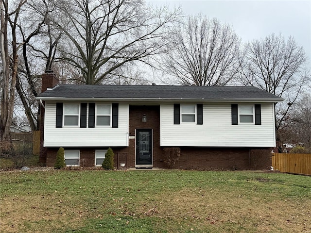 bi-level home featuring a front lawn