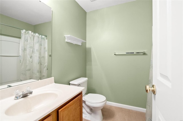 bathroom featuring a shower with shower curtain, vanity, and toilet