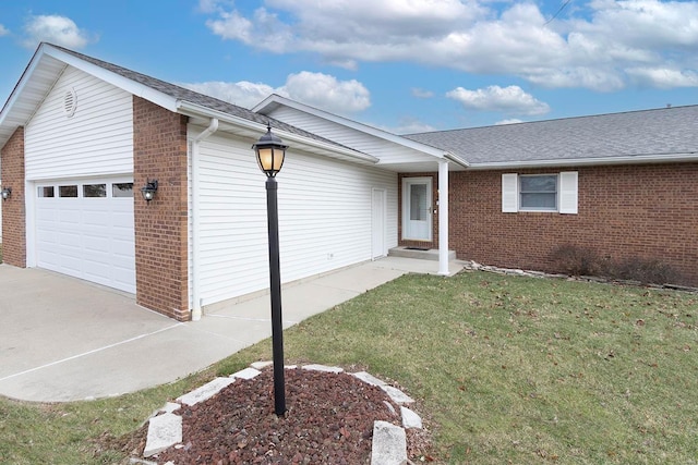 view of front facade featuring a front yard and a garage