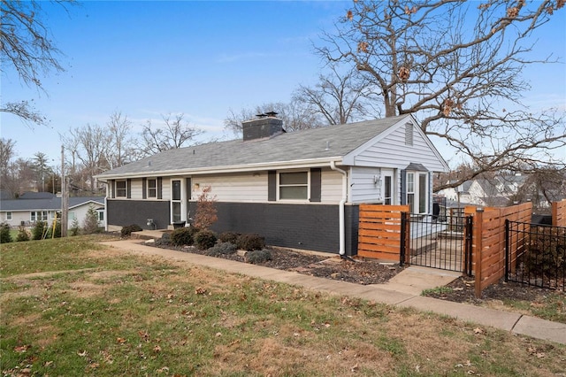 view of front of home featuring a front yard