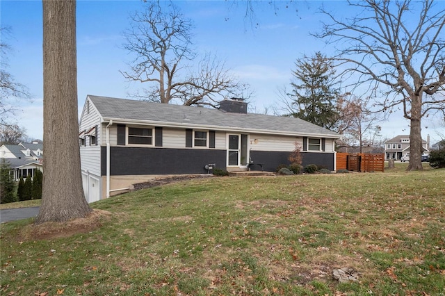 ranch-style house featuring a front yard