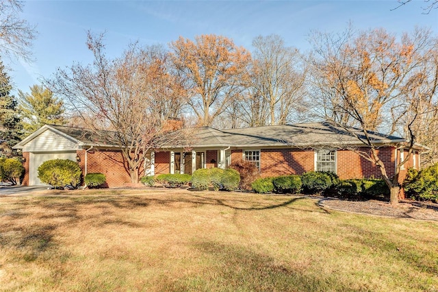 single story home with a front yard