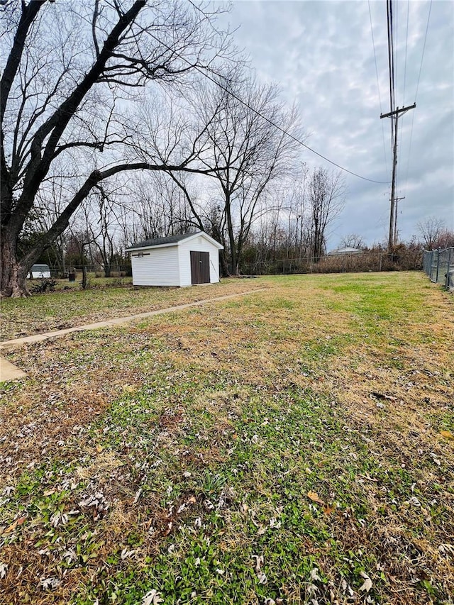 view of yard featuring an outbuilding