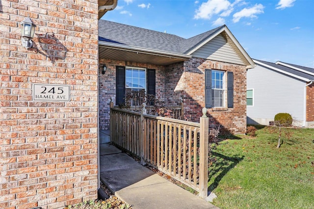 view of front of property featuring a front lawn