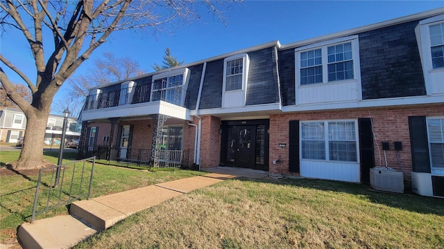 townhome / multi-family property with a front yard