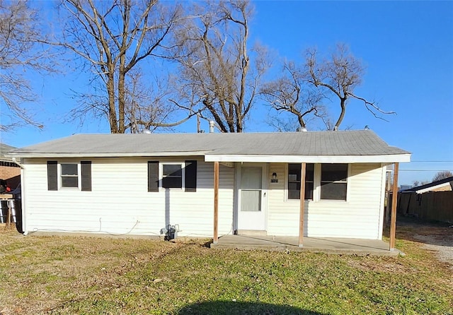 single story home featuring a front lawn