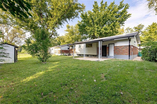 view of yard featuring a patio area