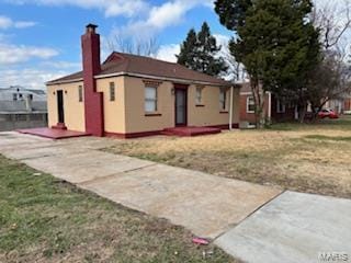 view of front facade featuring a front yard