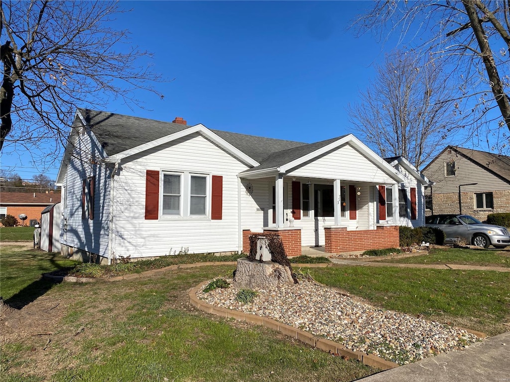 view of front of house featuring a porch and a front yard