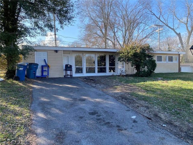 single story home featuring a front lawn