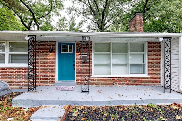 property entrance featuring a porch