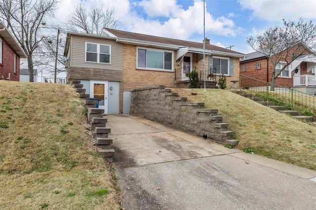 view of front of house featuring a front lawn