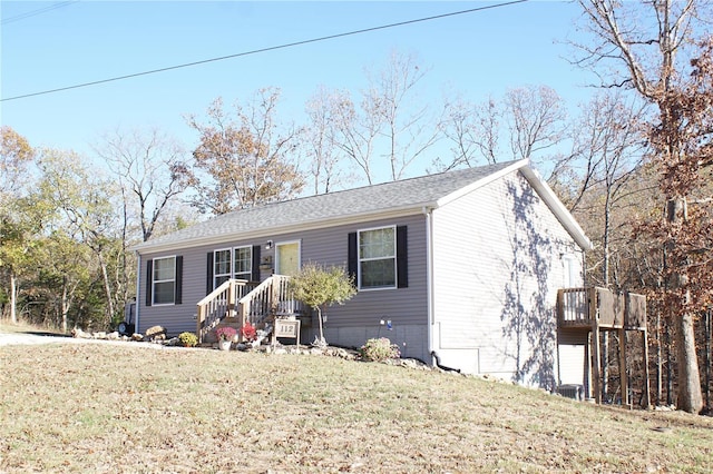 view of front of house featuring a front lawn