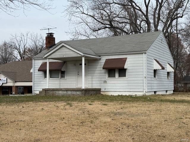 view of front of home with a front yard