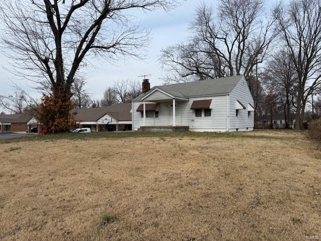 view of front of home featuring a front lawn