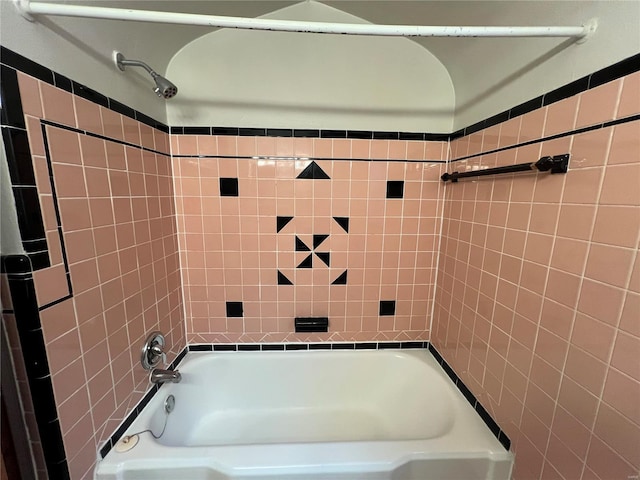 bathroom featuring tiled shower / bath combo