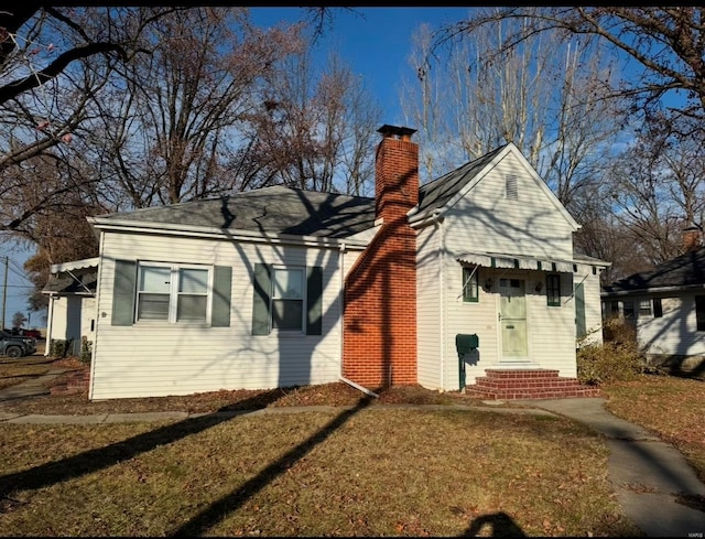 view of front of house featuring a front lawn