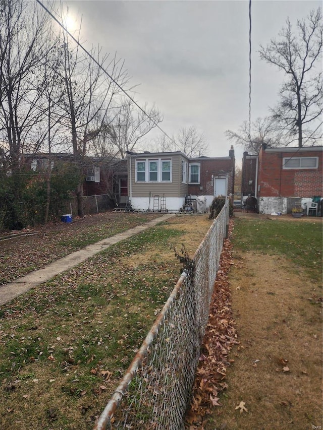 view of front facade with a front lawn