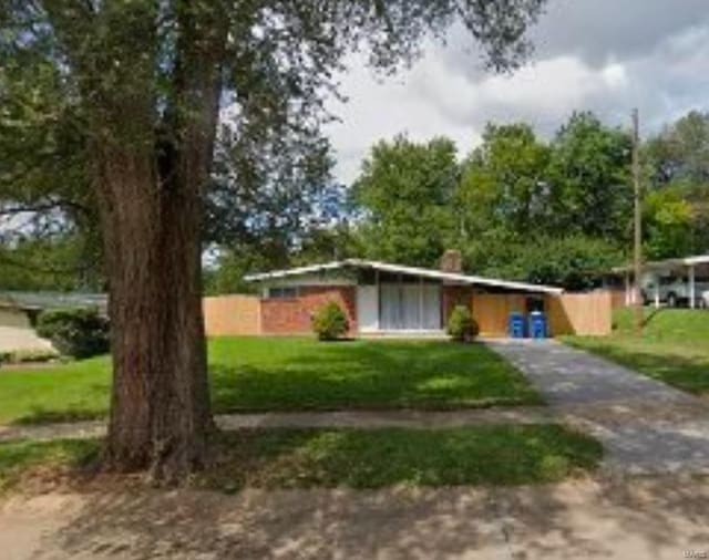 ranch-style home with a front yard