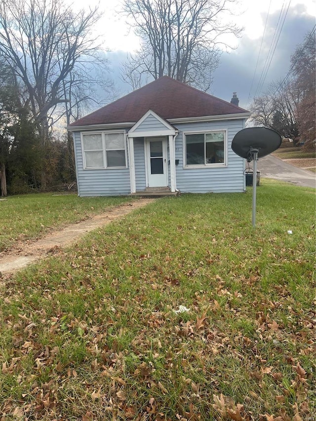 view of front of property with a front lawn