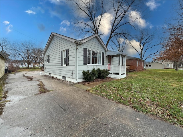 view of front of property featuring a front lawn