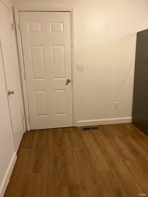 interior space with visible vents, dark wood-style flooring, and baseboards